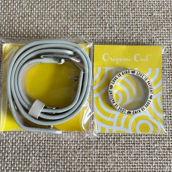 Origami Owl cream leather wrap bracelet with plate - Picture 3 of 3